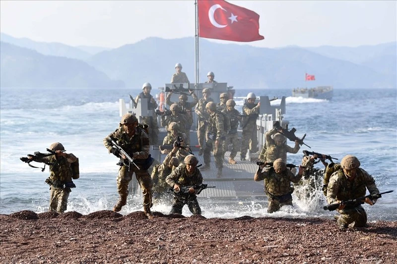 EFES-2022: Αζέροι & Τούρκοι επιχειρούν απόβαση σε ελληνικό νησί & βυθίζεται τουρκικό υποβρύχιο - Mε συμμετοχή λιβυκής πυραυλακάτου!